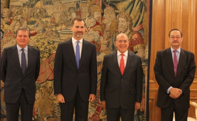 Don Felipe junto al secretario general de la OCDE, Ángel Gurría; el secretario de Estado para la Unión Europea, Iñigo Méndez de Vigo  y el embajador j